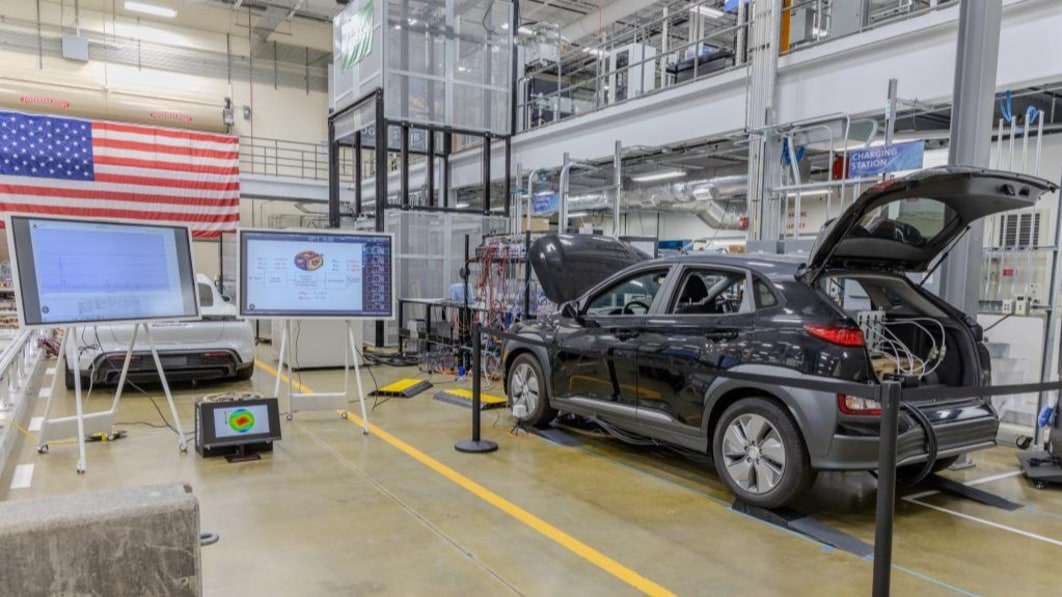 Национальная лаборатория Ок-Ридж демонстрирует беспроводную зарядку мощностью 100 кВт с парковочного места