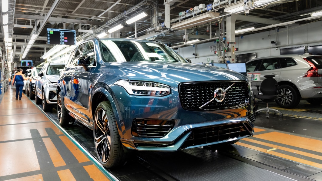 Volvo строит свой последний дизельный автомобиль — синий XC90