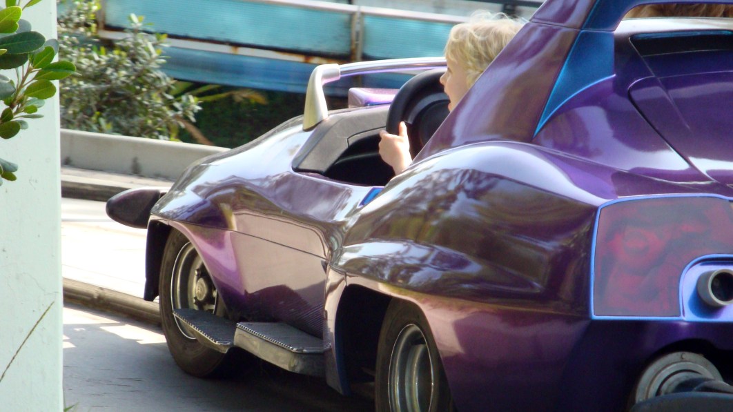 Автомобили Tomorrowland в Диснейленде отказываются от ископаемого топлива