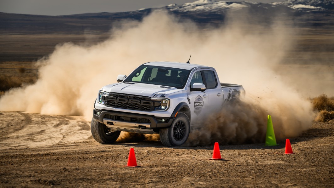 Штурмовая школа Ford Performance Ranger Raptor доступна при покупке пикапа