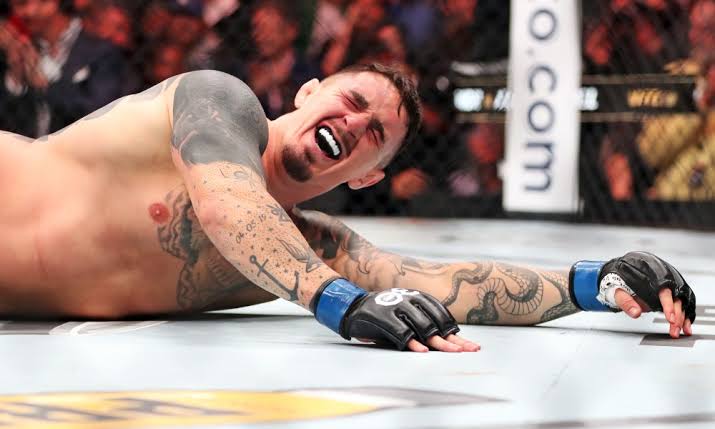 Том Аспиналл вызвал эмоции у поклонников ММА, вынося временный титул UFC в особое место