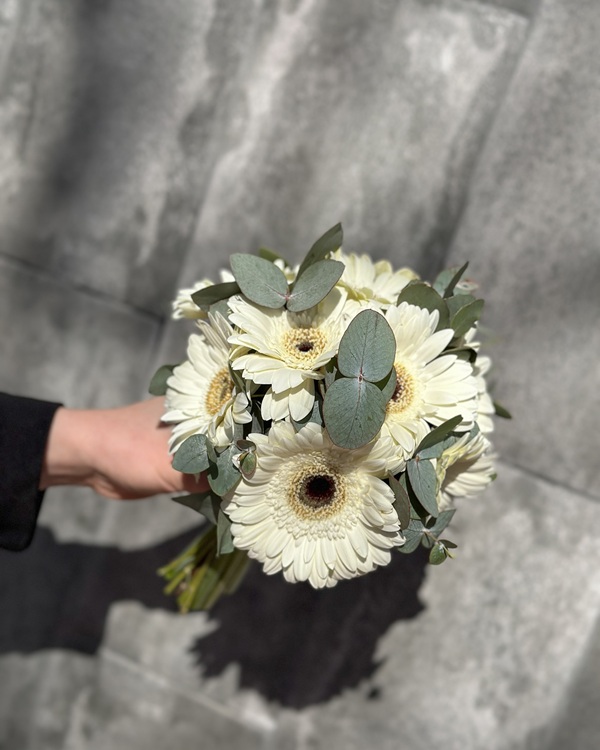 Весільний букет із герберою: яскравий акцент ніжного дня від Marta Flowers