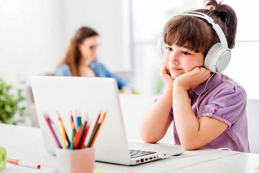 Взаємодія учня та вчителя під час онлайн-уроків: Kids Life School